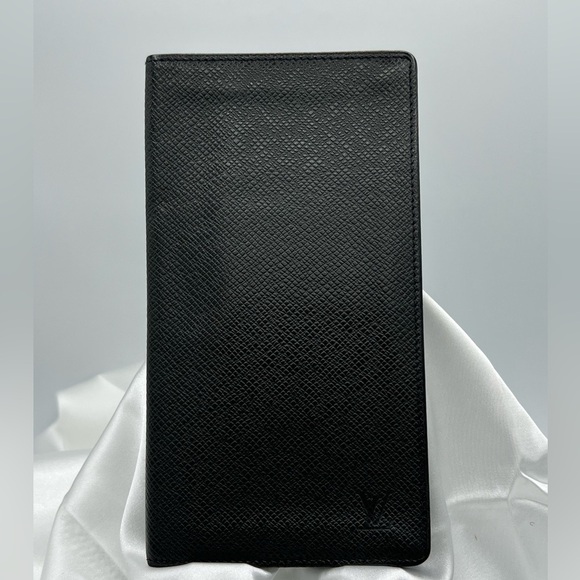 LOUIS VUITTON Taiga Porte Yen Cartes Credit Bifold Long Billfold. UNISEX - Picture 1 of 8